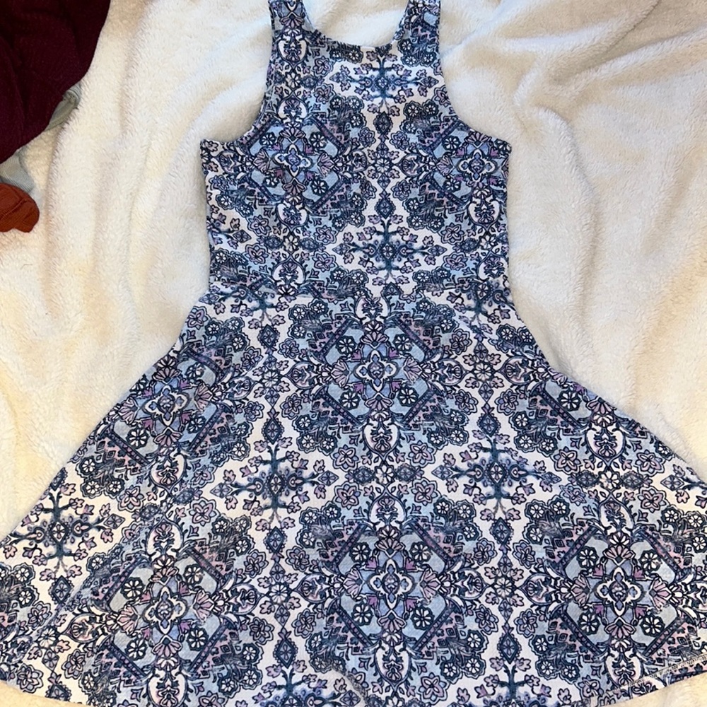 Super cute aeropostale floral patterned dress with a cute small V cut in back!